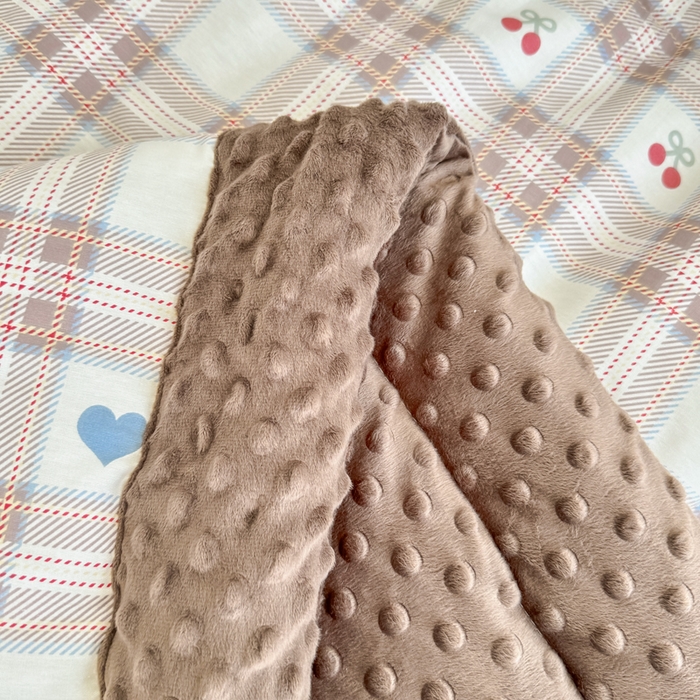 91家纺网 家纺一手货源 找家纺 宜梦家居 2025新款纯棉豆豆被冬被被子被芯 樱桃情书