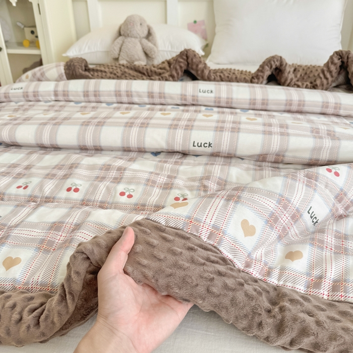 91家纺网 家纺一手货源 找家纺 宜梦家居 2025新款纯棉豆豆被冬被被子被芯 樱桃情书