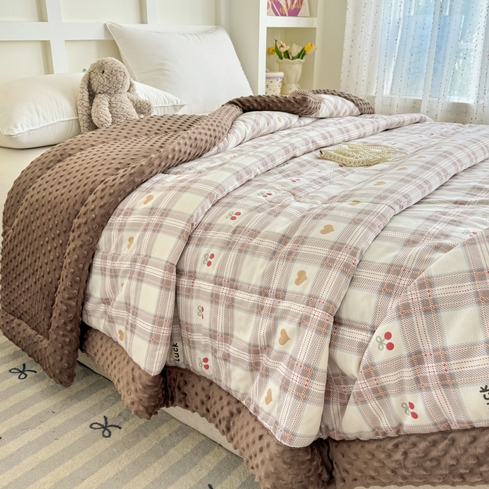 91家纺网 家纺一手货源 找家纺 宜梦家居 2025新款纯棉豆豆被冬被被子被芯 樱桃情书