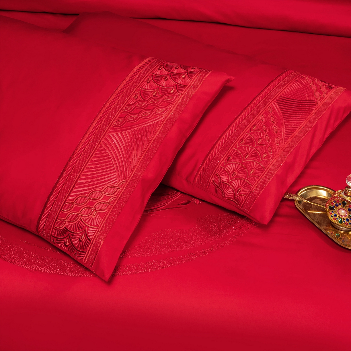 91家纺网 家纺一手货源 找家纺 美娘阁 2025新款长绒棉全棉贡缎提花款新中式古典韵味精美刺绣婚庆四件套-系列二  爱的花语-红