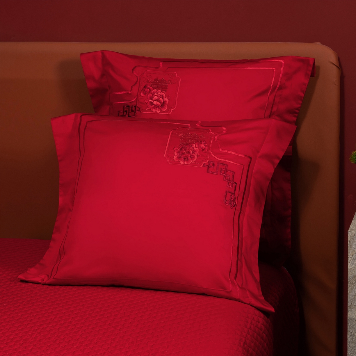 91家纺网 家纺一手货源 找家纺 美娘阁 2025新款长绒棉全棉贡缎提花款新中式古典韵味精美刺绣婚庆四件套-系列二  爱的花语-红