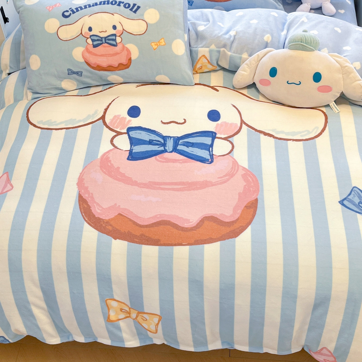 91家纺网 家纺一手货源 找家纺 暮思家居 2025新款正版授权三丽鸥大阪数码印花高克重加厚保暖牛奶绒四件套 绒大阪-条纹玉桂狗