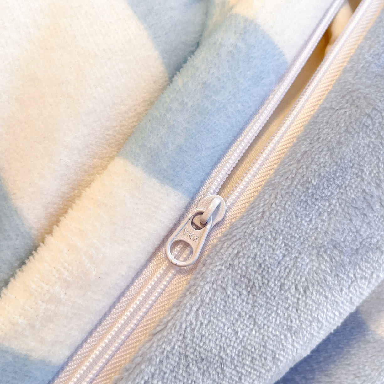 91家纺网 家纺一手货源 找家纺 暮思家居 2025新款正版授权三丽鸥大阪数码印花高克重加厚保暖牛奶绒四件套 绒大阪-条纹玉桂狗