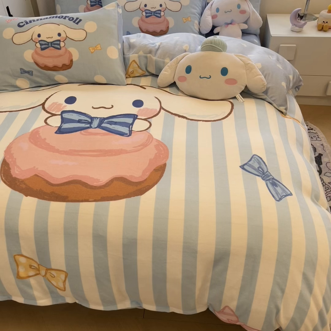 91家纺网 家纺一手货源 找家纺 暮思家居 2025新款正版授权三丽鸥大阪数码印花高克重加厚保暖牛奶绒四件套 绒大阪-条纹玉桂狗