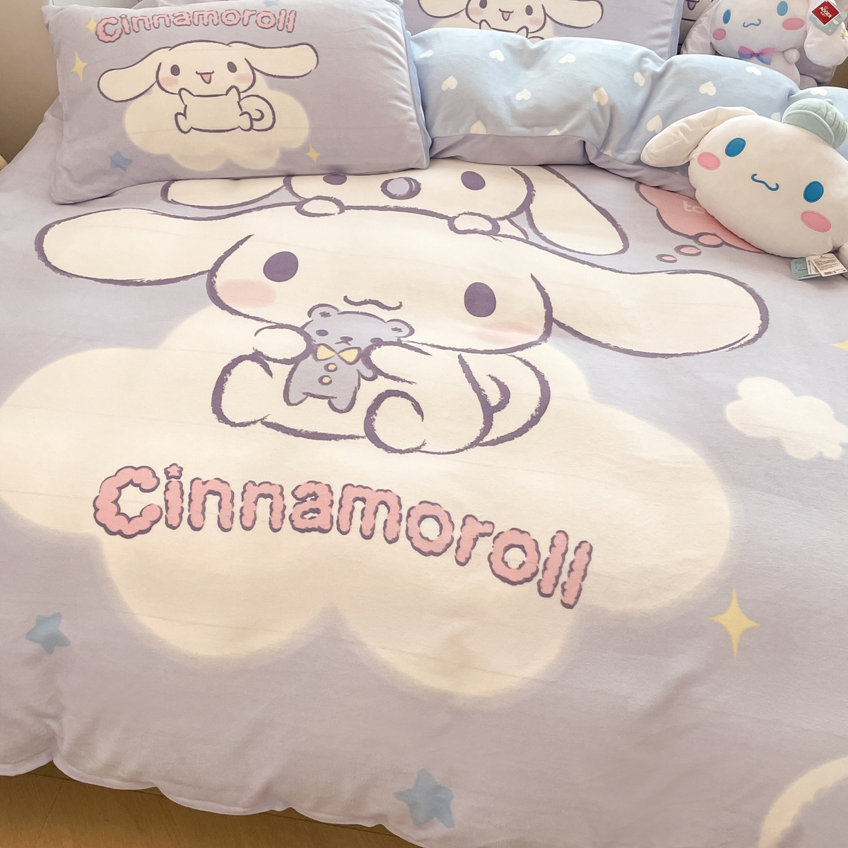 91家纺网 家纺一手货源 找家纺 暮思家居 2025新款正版授权三丽鸥大阪数码印花高克重加厚保暖牛奶绒四件套 绒大阪-玩偶玉桂狗