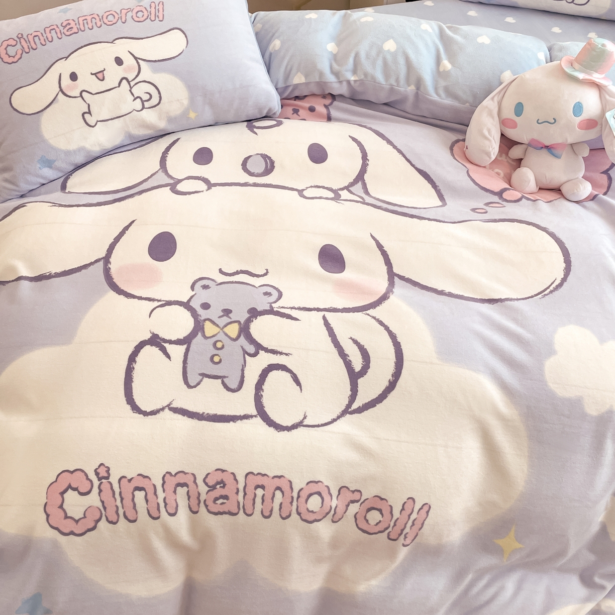 91家纺网 家纺一手货源 找家纺 暮思家居 2025新款正版授权三丽鸥大阪数码印花高克重加厚保暖牛奶绒四件套 绒大阪-玩偶玉桂狗