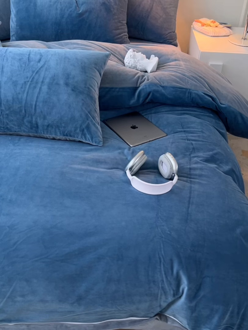 91家纺网 家纺一手货源 找家纺 （总）悦织湾家纺 2025新款亲肤水晶绒四件套纯色轻奢加厚保暖床单床笠款四件套学生宿舍三件套单被套