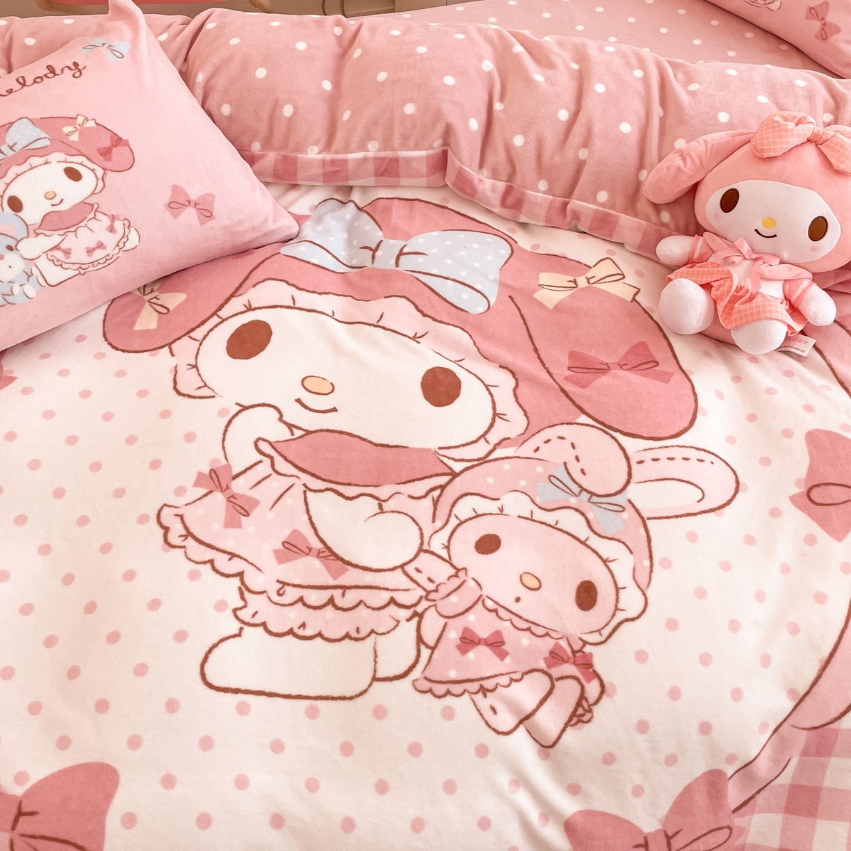 91家纺网 家纺一手货源 找家纺 暮思家居 2025新款正版授权三丽鸥大阪数码印花高克重加厚保暖牛奶绒四件套 绒大阪-相框美乐蒂