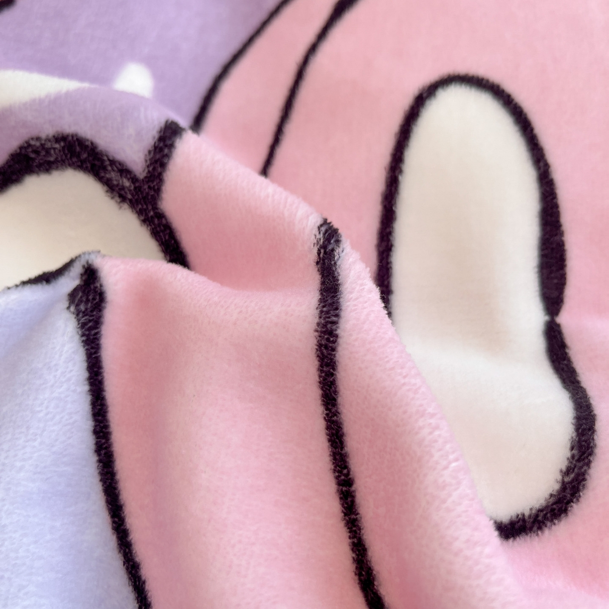 91家纺网 家纺一手货源 找家纺 暮思家居 2025新款正版授权三丽鸥大阪数码印花高克重加厚保暖牛奶绒四件套 绒大阪-小汽车库洛米