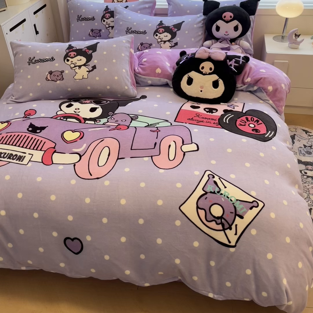 91家纺网 家纺一手货源 找家纺 暮思家居 2025新款正版授权三丽鸥大阪数码印花高克重加厚保暖牛奶绒四件套 绒大阪-小汽车库洛米