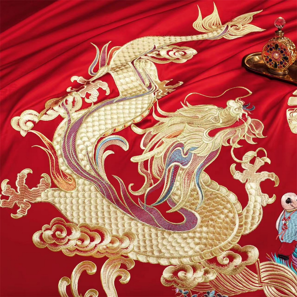 91家纺网 家纺一手货源 找家纺 美娘阁 2025新款长绒棉全棉贡缎提花款新中式古典韵味精美刺绣婚庆四件套系列 龙凤喜嗣