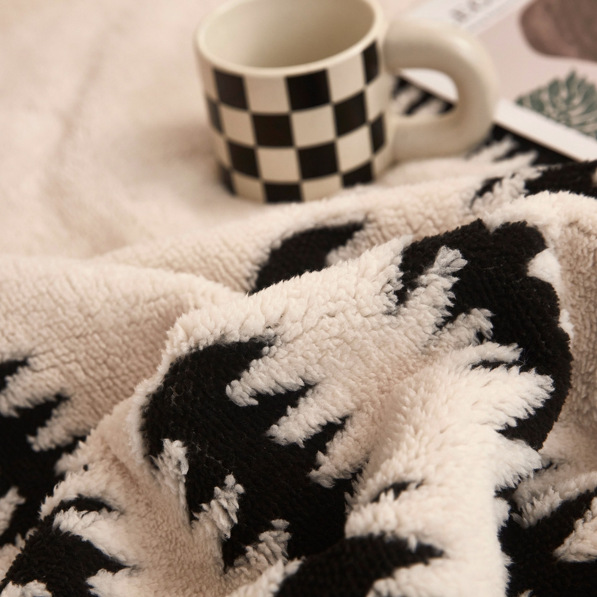 91家纺网 家纺一手货源 找家纺 悦织湾家纺 2025新款黑白阳离子熊猫绒毛球毯轻奢雅致多功能毛毯盖毯休闲毯沙发毯跨境专供可定制量大可谈 熊猫绒毛球-节节高