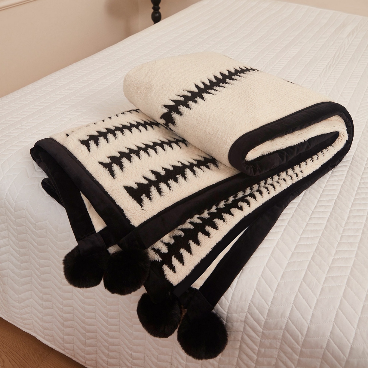 91家纺网 家纺一手货源 找家纺 悦织湾家纺 2025新款黑白阳离子熊猫绒毛球毯轻奢雅致多功能毛毯盖毯休闲毯沙发毯跨境专供可定制量大可谈 熊猫绒毛球-节节高