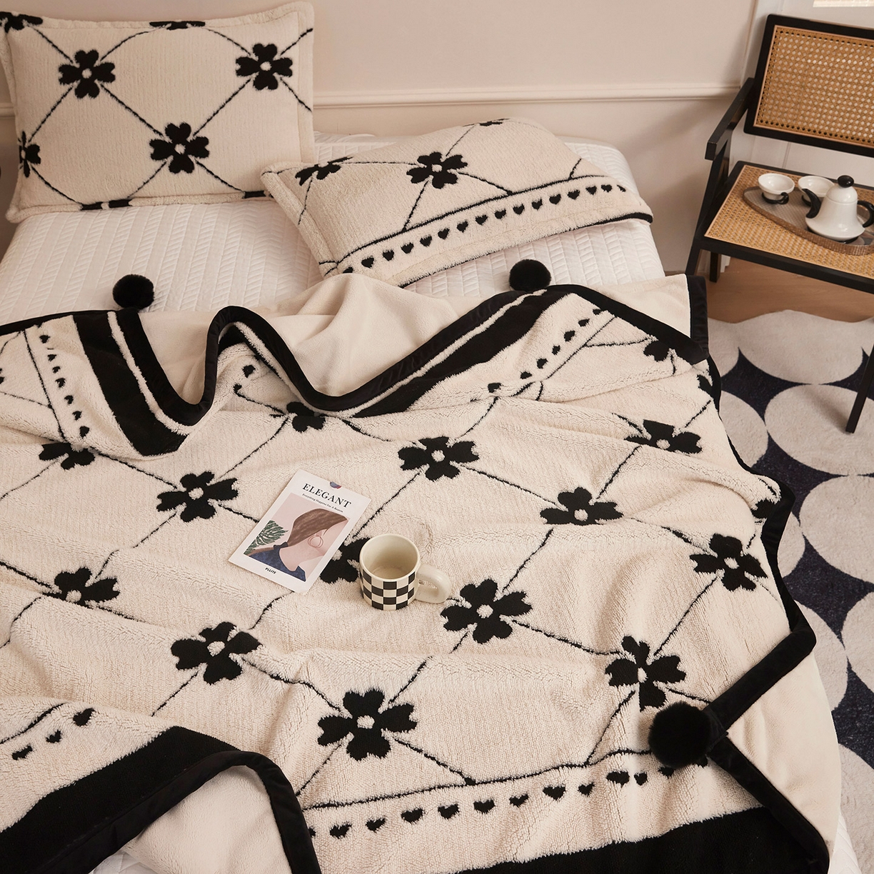 91家纺网 家纺一手货源 找家纺 悦织湾家纺 2025新款黑白阳离子熊猫绒毛球毯轻奢雅致多功能毛毯盖毯休闲毯沙发毯跨境专供可定制量大可谈 熊猫绒毛球毯-爱心花朵