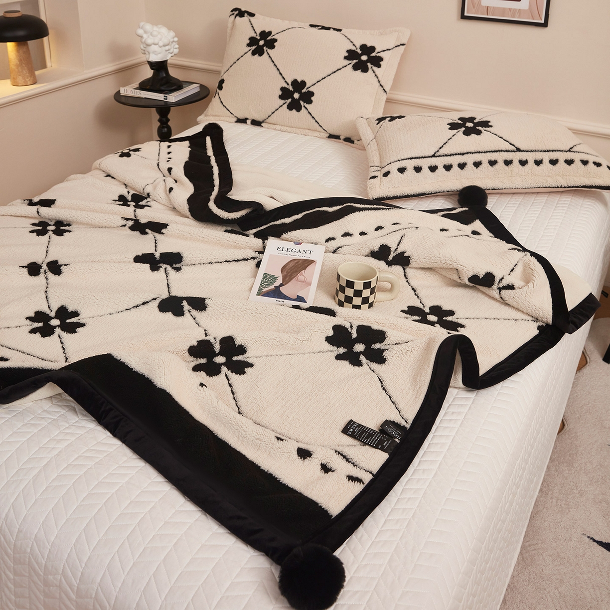 91家纺网 家纺一手货源 找家纺 悦织湾家纺 2025新款黑白阳离子熊猫绒毛球毯轻奢雅致多功能毛毯盖毯休闲毯沙发毯跨境专供可定制量大可谈 熊猫绒毛球毯-爱心花朵