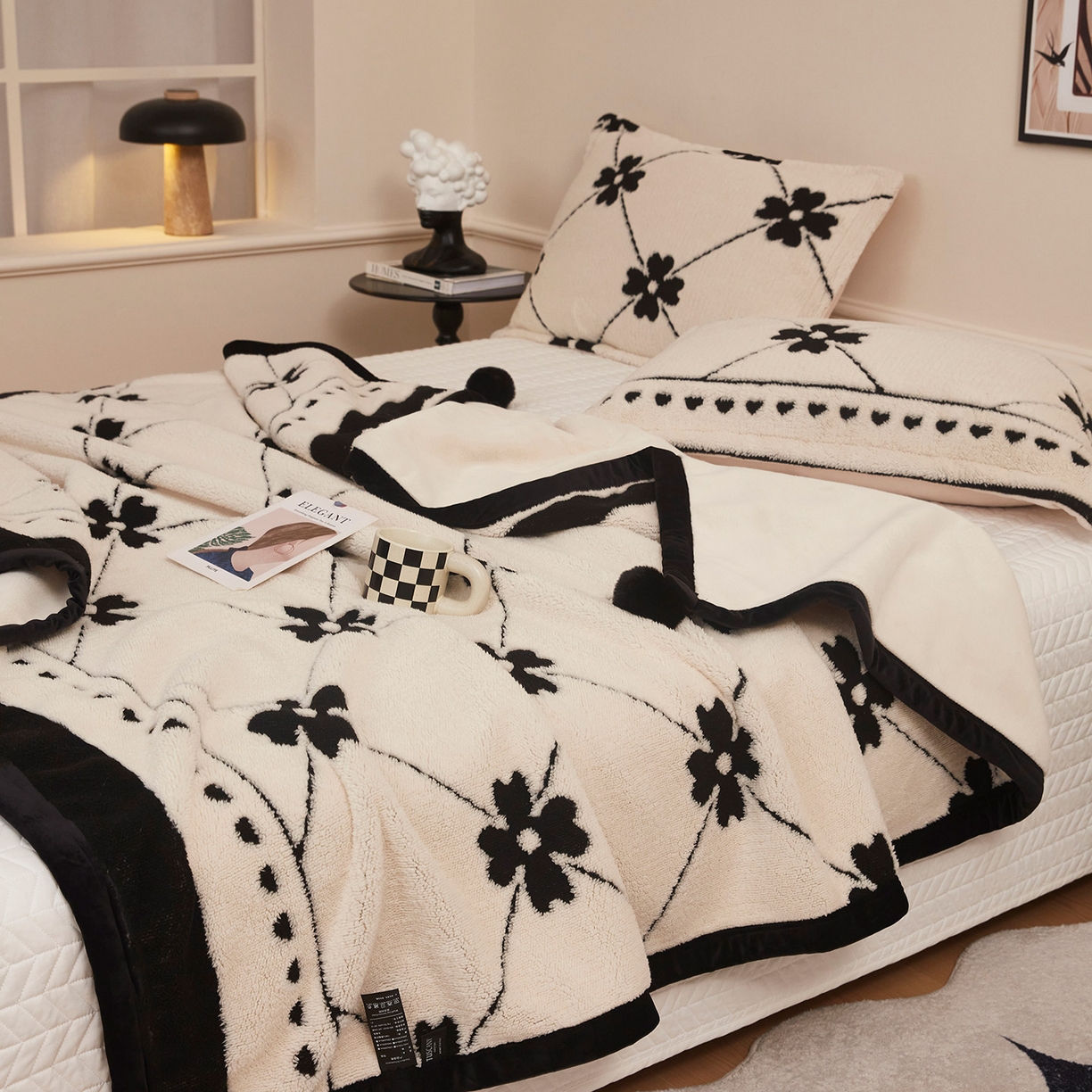 91家纺网 家纺一手货源 找家纺 悦织湾家纺 2025新款黑白阳离子熊猫绒毛球毯轻奢雅致多功能毛毯盖毯休闲毯沙发毯跨境专供可定制量大可谈 熊猫绒毛球毯-爱心花朵