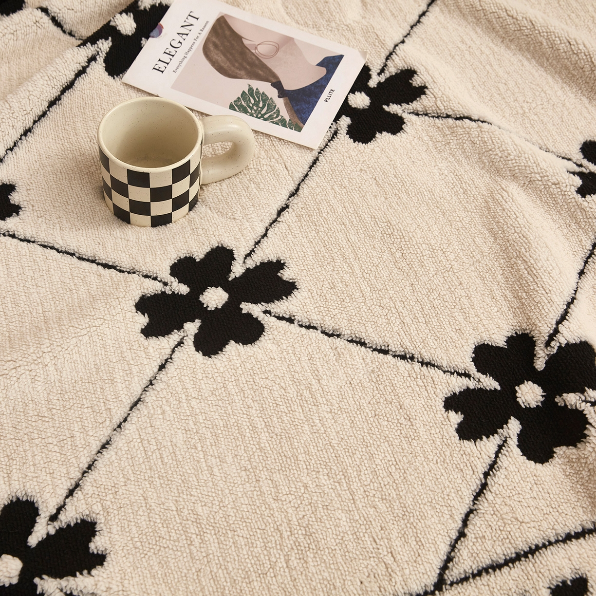 91家纺网 家纺一手货源 找家纺 悦织湾家纺 2025新款黑白阳离子熊猫绒毛球毯轻奢雅致多功能毛毯盖毯休闲毯沙发毯跨境专供可定制量大可谈 熊猫绒毛球毯-爱心花朵