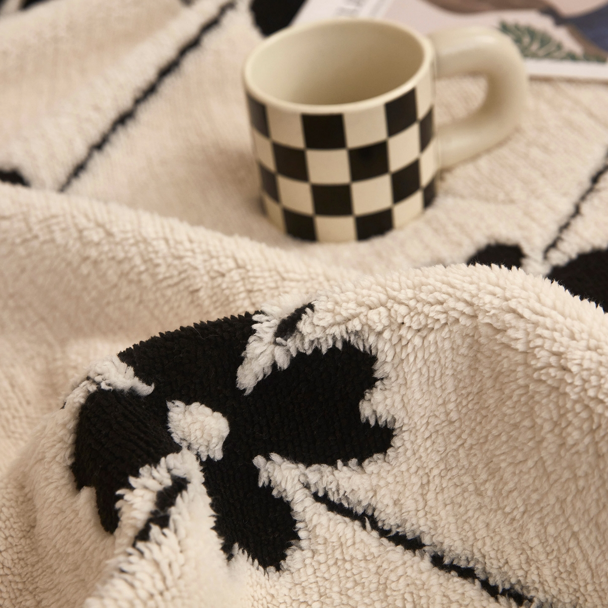 91家纺网 家纺一手货源 找家纺 悦织湾家纺 2025新款黑白阳离子熊猫绒毛球毯轻奢雅致多功能毛毯盖毯休闲毯沙发毯跨境专供可定制量大可谈 熊猫绒毛球毯-爱心花朵