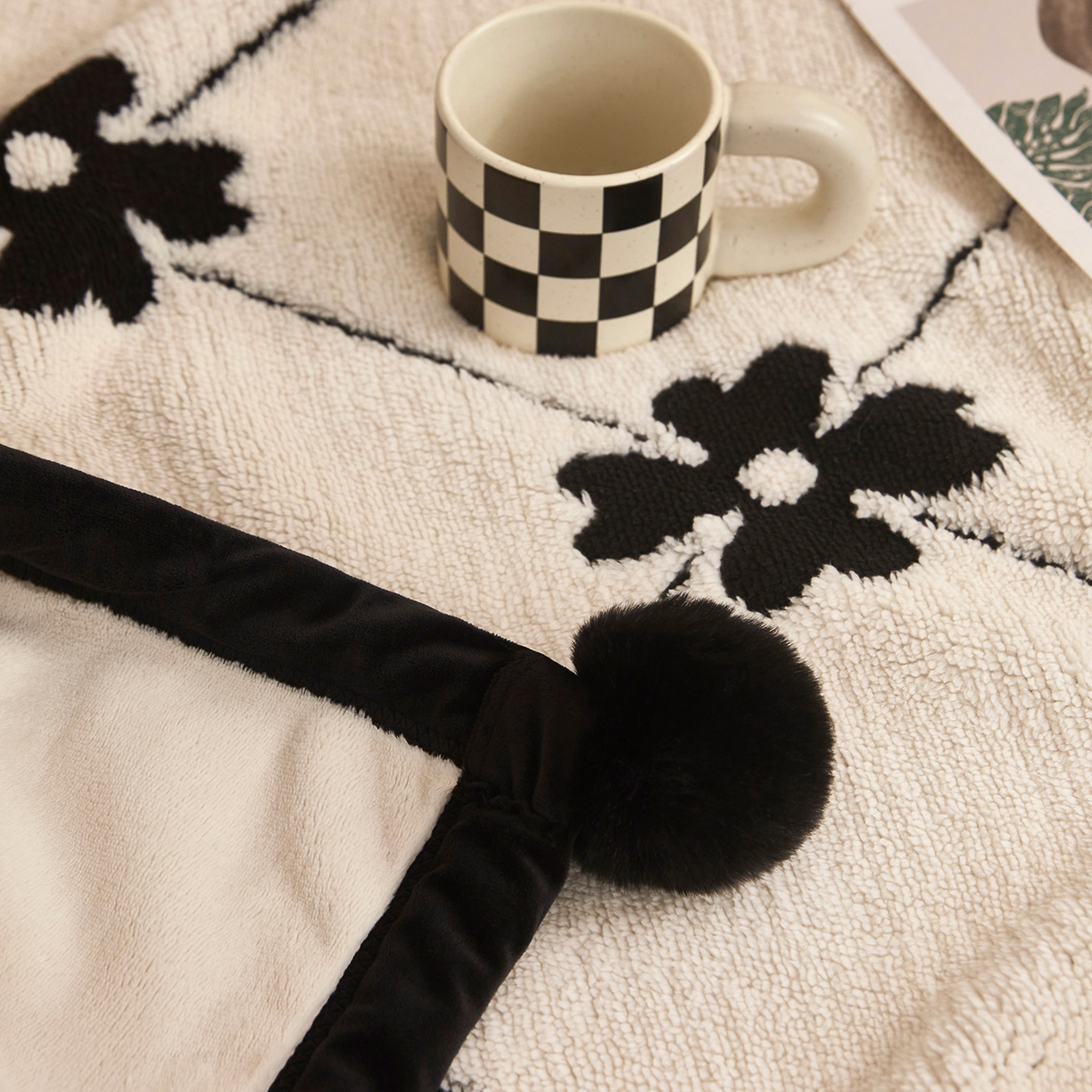 91家纺网 家纺一手货源 找家纺 悦织湾家纺 2025新款黑白阳离子熊猫绒毛球毯轻奢雅致多功能毛毯盖毯休闲毯沙发毯跨境专供可定制量大可谈 熊猫绒毛球毯-爱心花朵