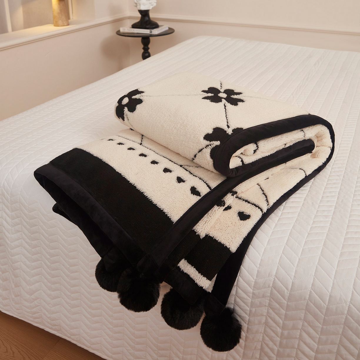 91家纺网 家纺一手货源 找家纺 悦织湾家纺 2025新款黑白阳离子熊猫绒毛球毯轻奢雅致多功能毛毯盖毯休闲毯沙发毯跨境专供可定制量大可谈 熊猫绒毛球毯-爱心花朵