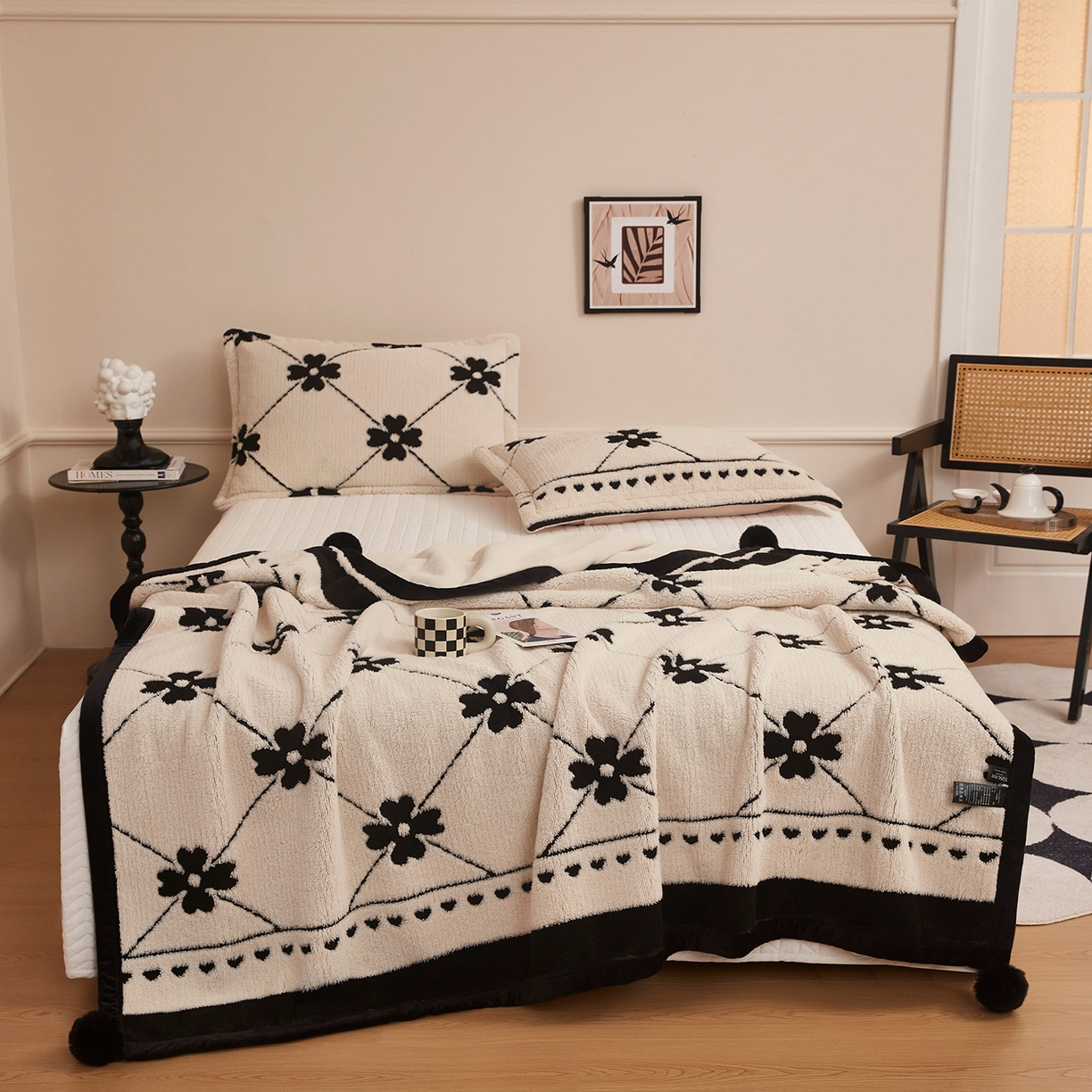 91家纺网 家纺一手货源 找家纺 悦织湾家纺 2025新款黑白阳离子熊猫绒毛球毯轻奢雅致多功能毛毯盖毯休闲毯沙发毯跨境专供可定制量大可谈 熊猫绒毛球毯-爱心花朵