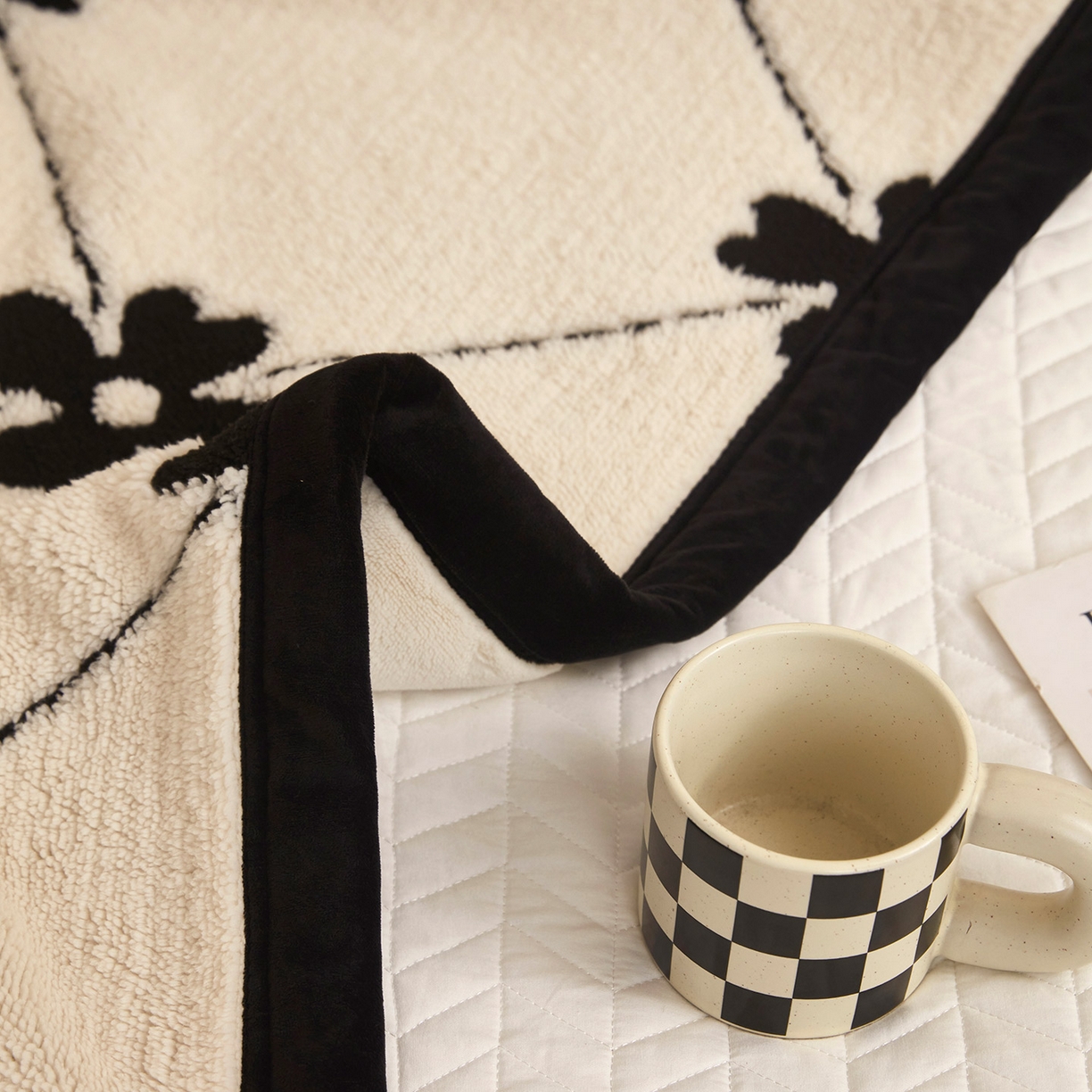 91家纺网 家纺一手货源 找家纺 悦织湾家纺 2025新款黑白阳离子熊猫绒毛球毯轻奢雅致多功能毛毯盖毯休闲毯沙发毯跨境专供可定制量大可谈 熊猫绒毛球毯-爱心花朵