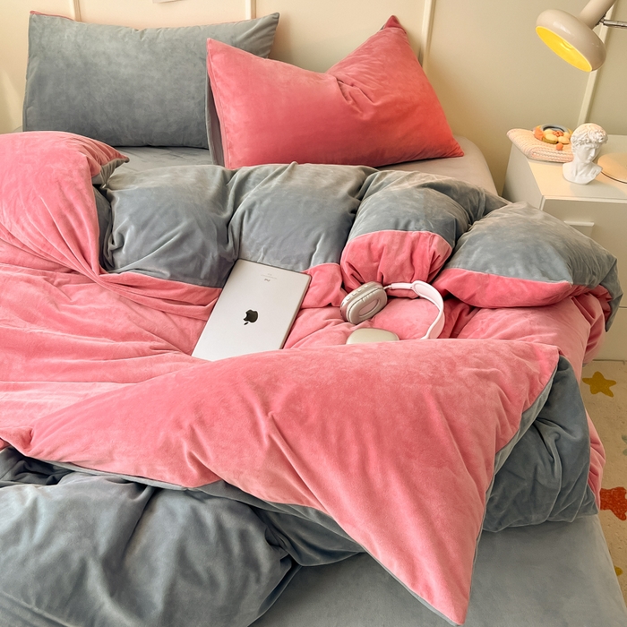 91家纺网 家纺一手货源 找家纺 悦织湾家纺 2025新款亲肤水晶绒四件套纯色轻奢加厚保暖床单床笠款四件套学生宿舍三件套单被套 水晶绒豆沙浅灰