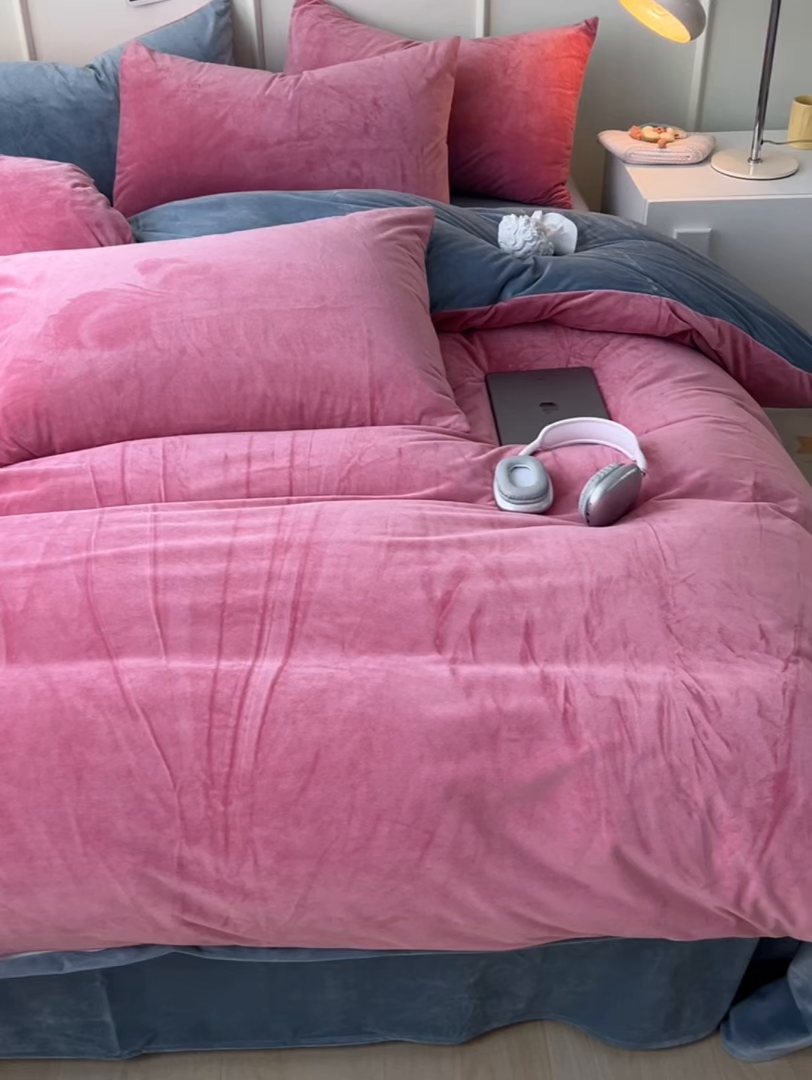 91家纺网 家纺一手货源 找家纺 悦织湾家纺 2025新款亲肤水晶绒四件套纯色轻奢加厚保暖床单床笠款四件套学生宿舍三件套单被套 水晶绒豆沙浅灰