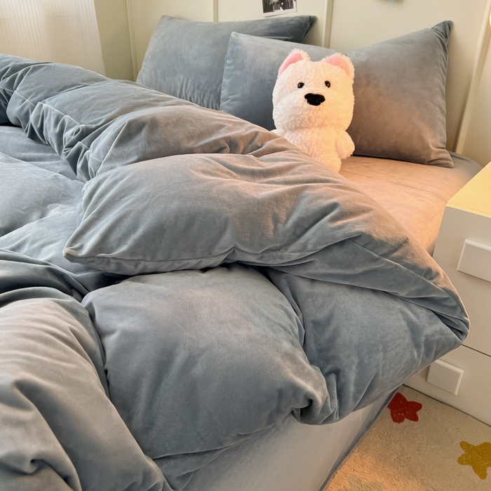 91家纺网 家纺一手货源 找家纺 悦织湾家纺 2025新款亲肤水晶绒四件套纯色轻奢加厚保暖床单床笠款四件套学生宿舍三件套单被套 水晶绒浅灰