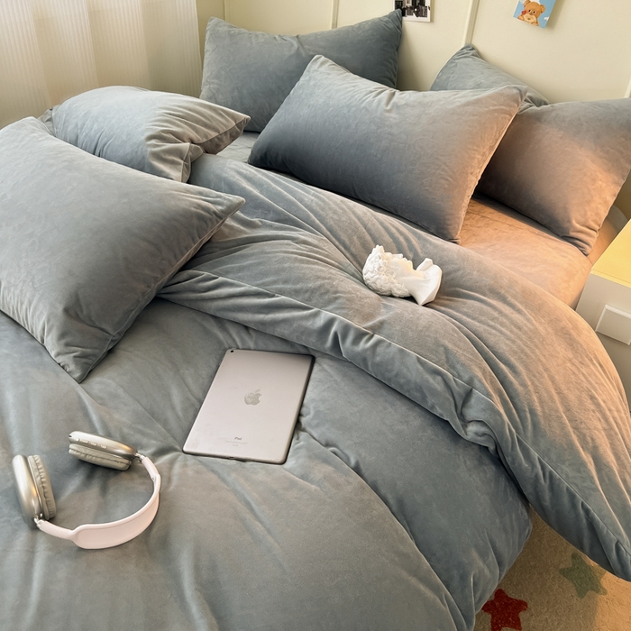 91家纺网 家纺一手货源 找家纺 悦织湾家纺 2025新款亲肤水晶绒四件套纯色轻奢加厚保暖床单床笠款四件套学生宿舍三件套单被套 水晶绒浅灰