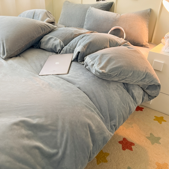 91家纺网 家纺一手货源 找家纺 悦织湾家纺 2025新款亲肤水晶绒四件套纯色轻奢加厚保暖床单床笠款四件套学生宿舍三件套单被套 水晶绒浅灰