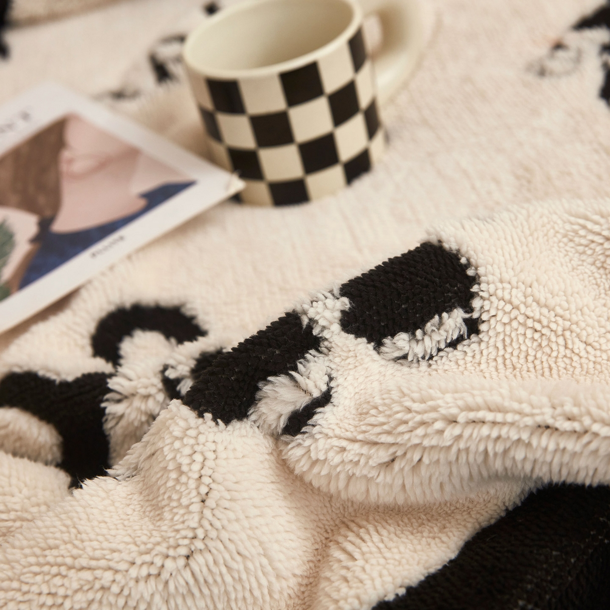91家纺网 家纺一手货源 找家纺 悦织湾家纺 2025新款黑白阳离子熊猫绒毛球毯轻奢雅致多功能毛毯盖毯休闲毯沙发毯跨境专供可定制量大可谈 熊猫绒毛球毯-小布布