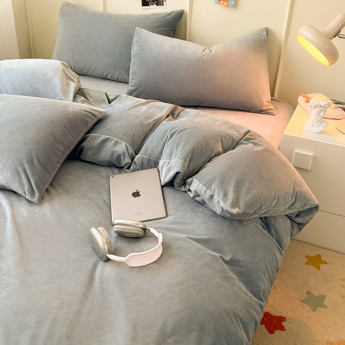 91家纺网 家纺一手货源 找家纺 悦织湾家纺 2025新款亲肤水晶绒四件套纯色轻奢加厚保暖床单床笠款四件套学生宿舍三件套单被套 水晶绒浅灰
