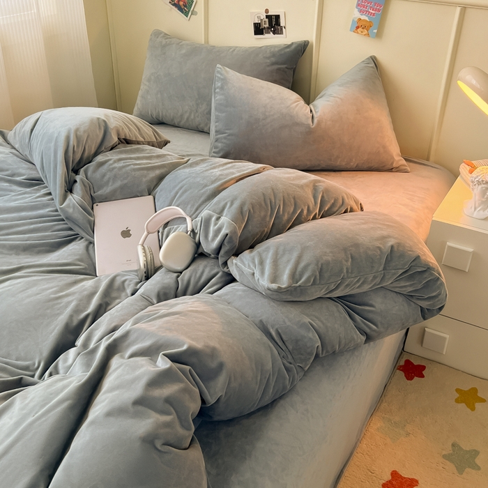 91家纺网 家纺一手货源 找家纺 悦织湾家纺 2025新款亲肤水晶绒四件套纯色轻奢加厚保暖床单床笠款四件套学生宿舍三件套单被套 水晶绒浅灰