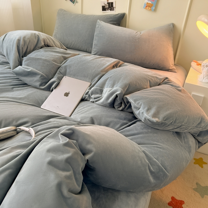 91家纺网 家纺一手货源 找家纺 悦织湾家纺 2025新款亲肤水晶绒四件套纯色轻奢加厚保暖床单床笠款四件套学生宿舍三件套单被套 水晶绒浅灰