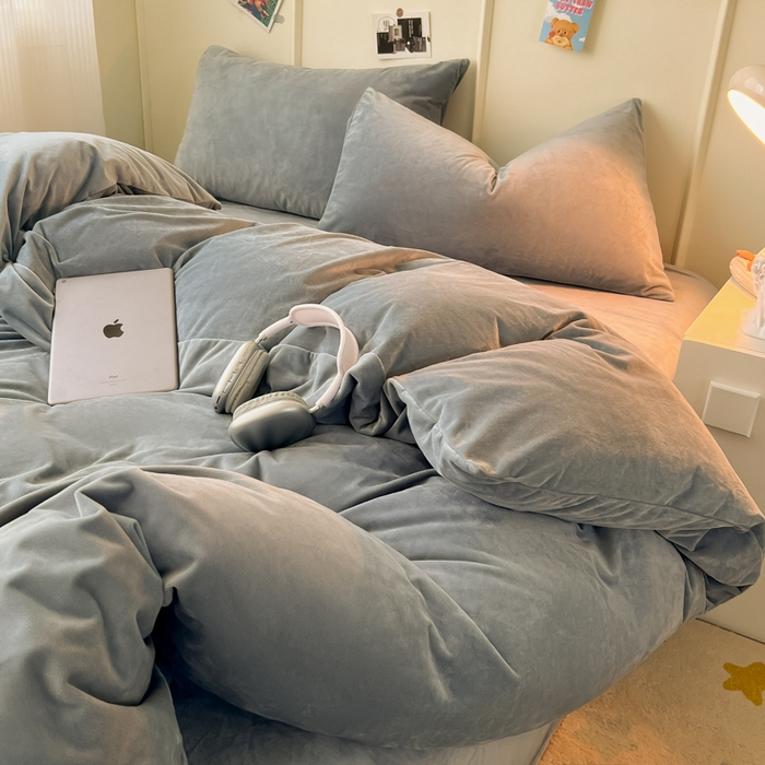 91家纺网 家纺一手货源 找家纺 悦织湾家纺 2025新款亲肤水晶绒四件套纯色轻奢加厚保暖床单床笠款四件套学生宿舍三件套单被套 水晶绒浅灰