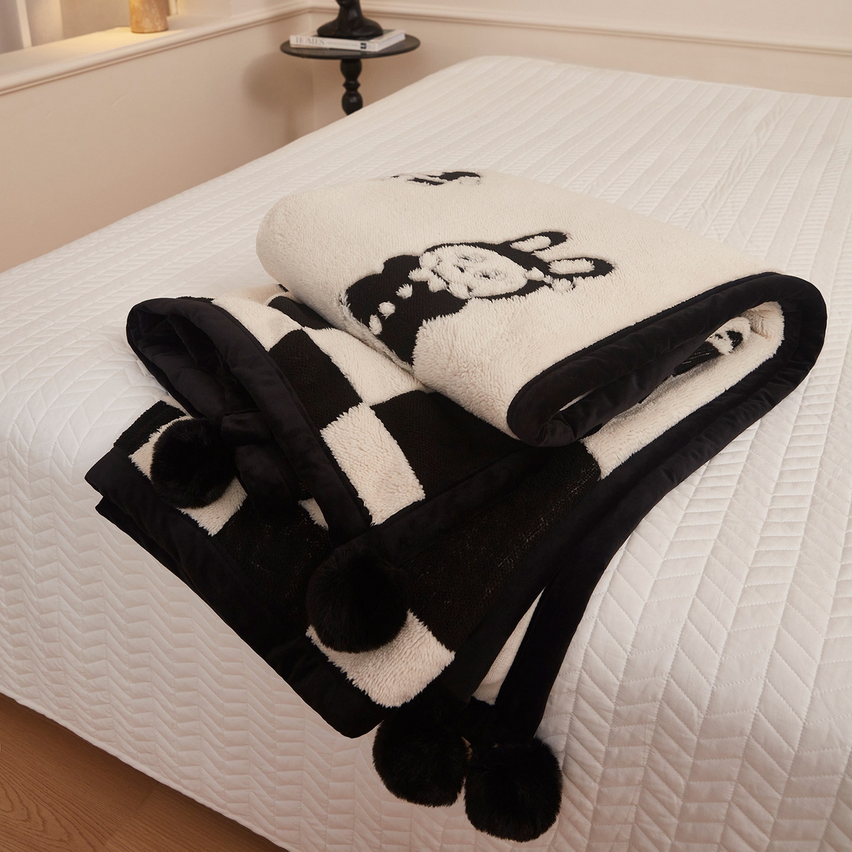 91家纺网 家纺一手货源 找家纺 悦织湾家纺 2025新款黑白阳离子熊猫绒毛球毯轻奢雅致多功能毛毯盖毯休闲毯沙发毯跨境专供可定制量大可谈 熊猫绒毛球毯-小布布