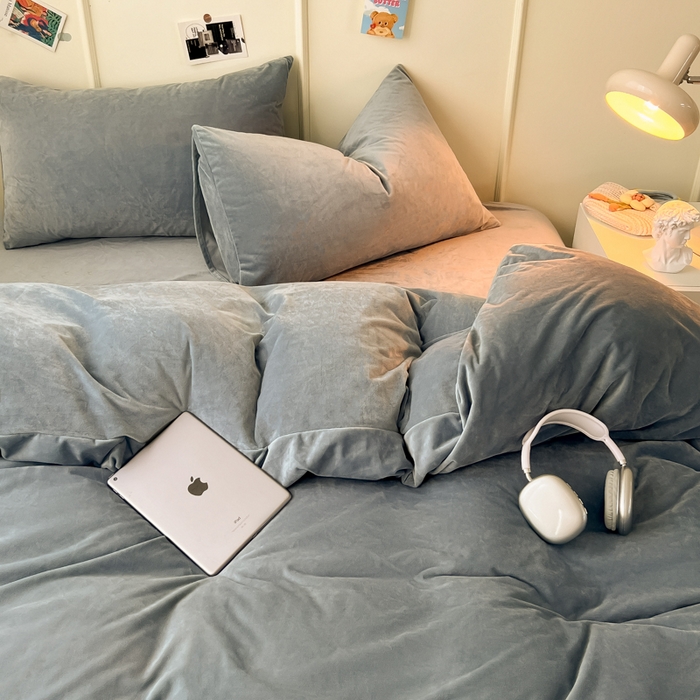 91家纺网 家纺一手货源 找家纺 悦织湾家纺 2025新款亲肤水晶绒四件套纯色轻奢加厚保暖床单床笠款四件套学生宿舍三件套单被套 水晶绒浅灰