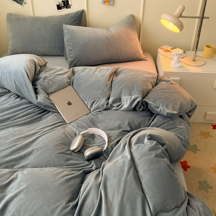 91家纺网 家纺一手货源 找家纺 悦织湾家纺 2025新款亲肤水晶绒四件套纯色轻奢加厚保暖床单床笠款四件套学生宿舍三件套单被套 水晶绒浅灰