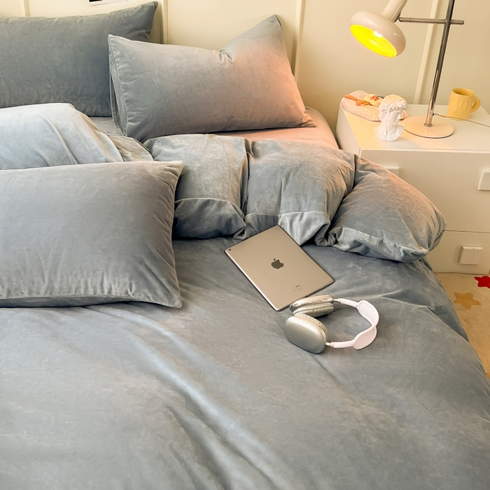 91家纺网 家纺一手货源 找家纺 悦织湾家纺 2025新款亲肤水晶绒四件套纯色轻奢加厚保暖床单床笠款四件套学生宿舍三件套单被套 水晶绒浅灰