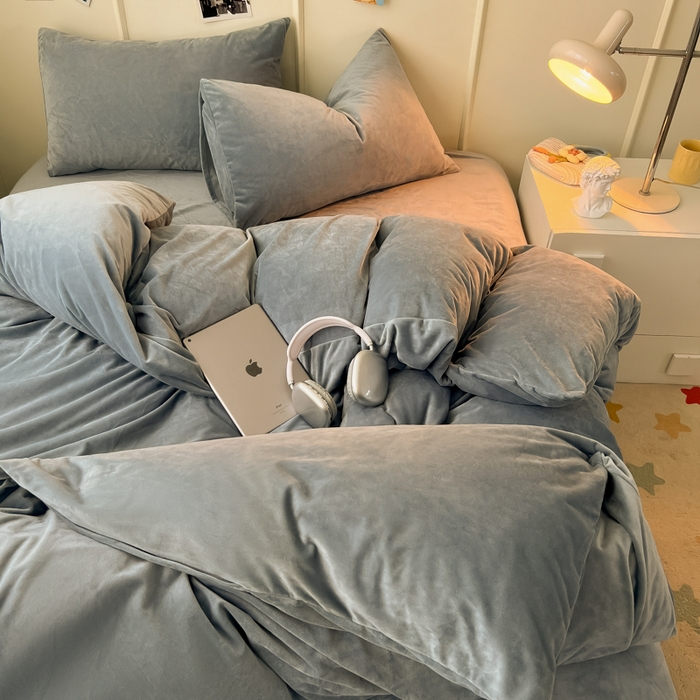 91家纺网 家纺一手货源 找家纺 悦织湾家纺 2025新款亲肤水晶绒四件套纯色轻奢加厚保暖床单床笠款四件套学生宿舍三件套单被套 水晶绒浅灰