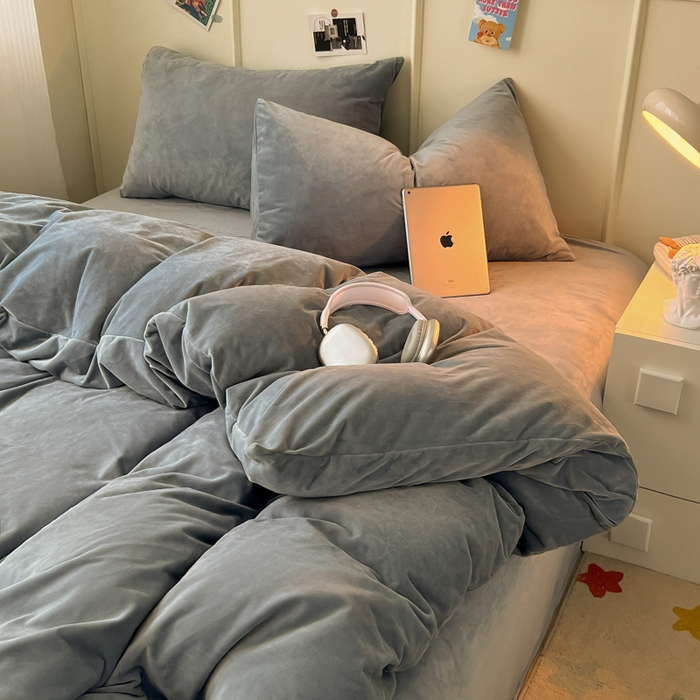 91家纺网 家纺一手货源 找家纺 悦织湾家纺 2025新款亲肤水晶绒四件套纯色轻奢加厚保暖床单床笠款四件套学生宿舍三件套单被套 水晶绒浅灰