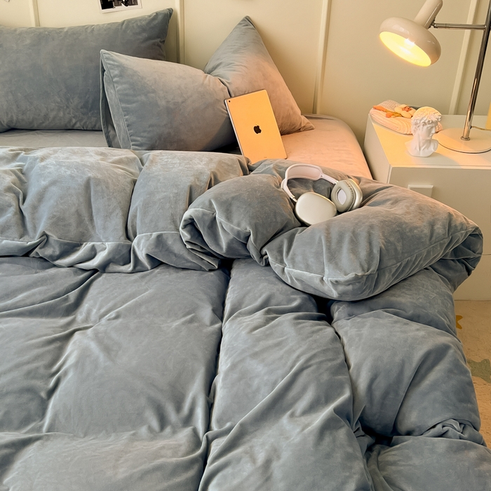 91家纺网 家纺一手货源 找家纺 悦织湾家纺 2025新款亲肤水晶绒四件套纯色轻奢加厚保暖床单床笠款四件套学生宿舍三件套单被套 水晶绒浅灰