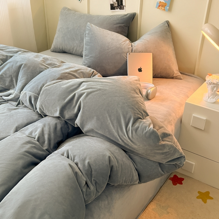 91家纺网 家纺一手货源 找家纺 悦织湾家纺 2025新款亲肤水晶绒四件套纯色轻奢加厚保暖床单床笠款四件套学生宿舍三件套单被套 水晶绒浅灰