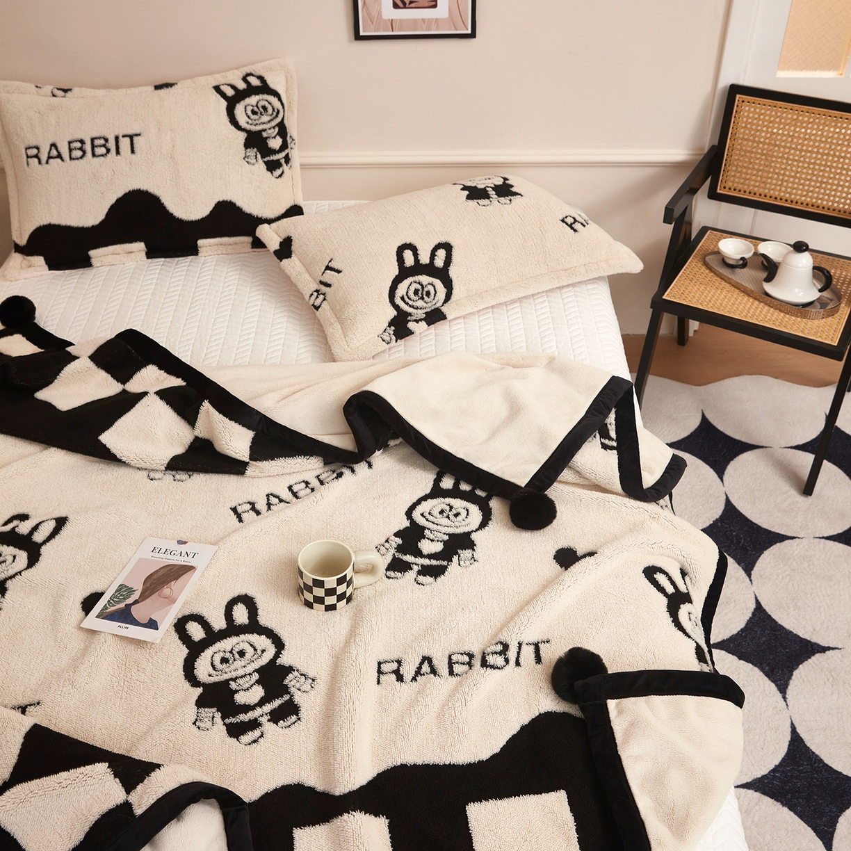 91家纺网 家纺一手货源 找家纺 悦织湾家纺 2025新款黑白阳离子熊猫绒毛球毯轻奢雅致多功能毛毯盖毯休闲毯沙发毯跨境专供可定制量大可谈 熊猫绒毛球毯-小布布