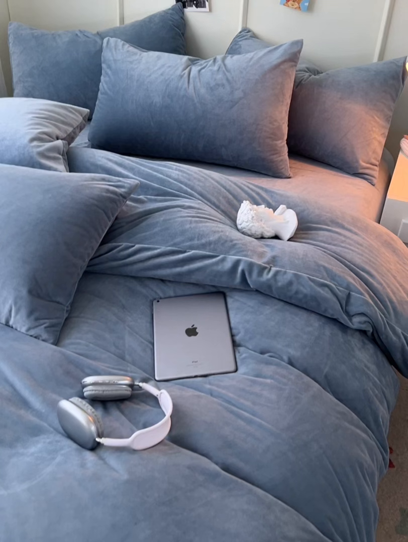 91家纺网 家纺一手货源 找家纺 悦织湾家纺 2025新款亲肤水晶绒四件套纯色轻奢加厚保暖床单床笠款四件套学生宿舍三件套单被套 水晶绒浅灰