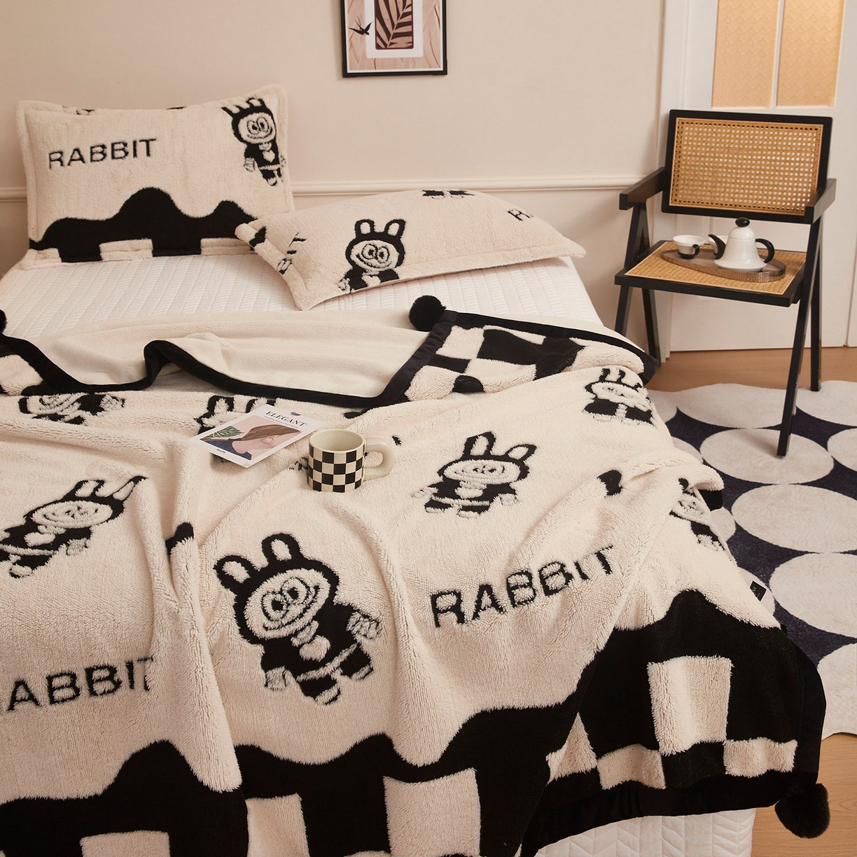 91家纺网 家纺一手货源 找家纺 悦织湾家纺 2025新款黑白阳离子熊猫绒毛球毯轻奢雅致多功能毛毯盖毯休闲毯沙发毯跨境专供可定制量大可谈 熊猫绒毛球毯-小布布