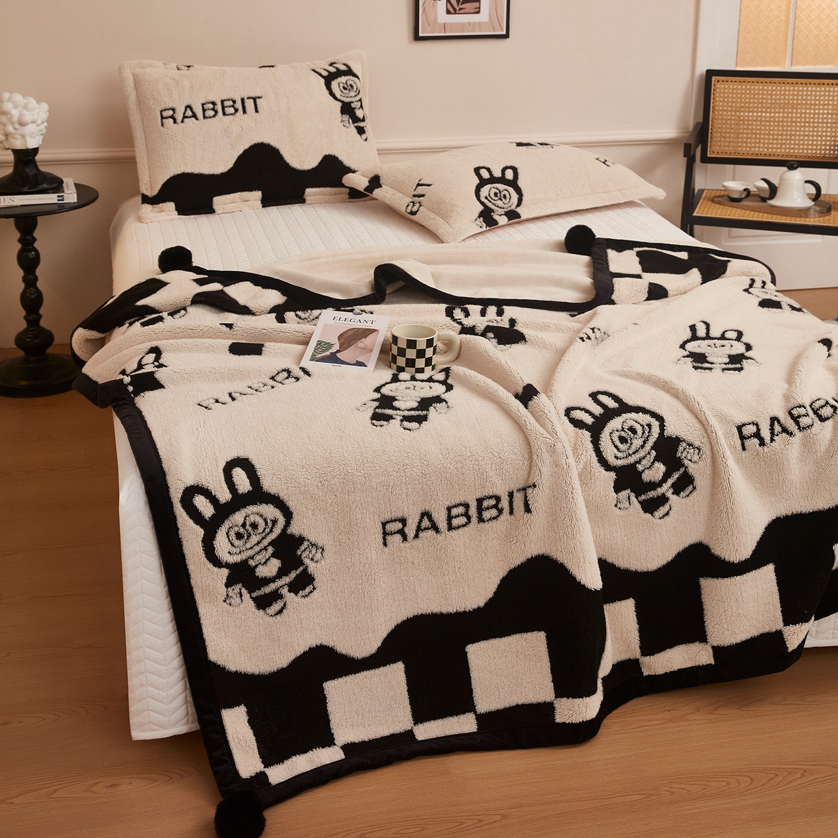 91家纺网 家纺一手货源 找家纺 悦织湾家纺 2025新款黑白阳离子熊猫绒毛球毯轻奢雅致多功能毛毯盖毯休闲毯沙发毯跨境专供可定制量大可谈 熊猫绒毛球毯-小布布