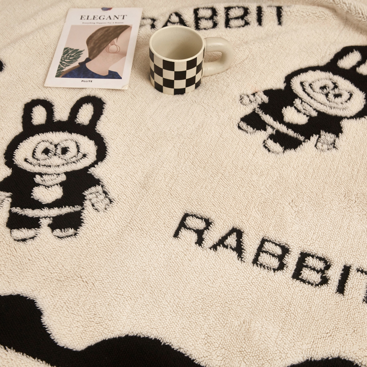 91家纺网 家纺一手货源 找家纺 悦织湾家纺 2025新款黑白阳离子熊猫绒毛球毯轻奢雅致多功能毛毯盖毯休闲毯沙发毯跨境专供可定制量大可谈 熊猫绒毛球毯-小布布