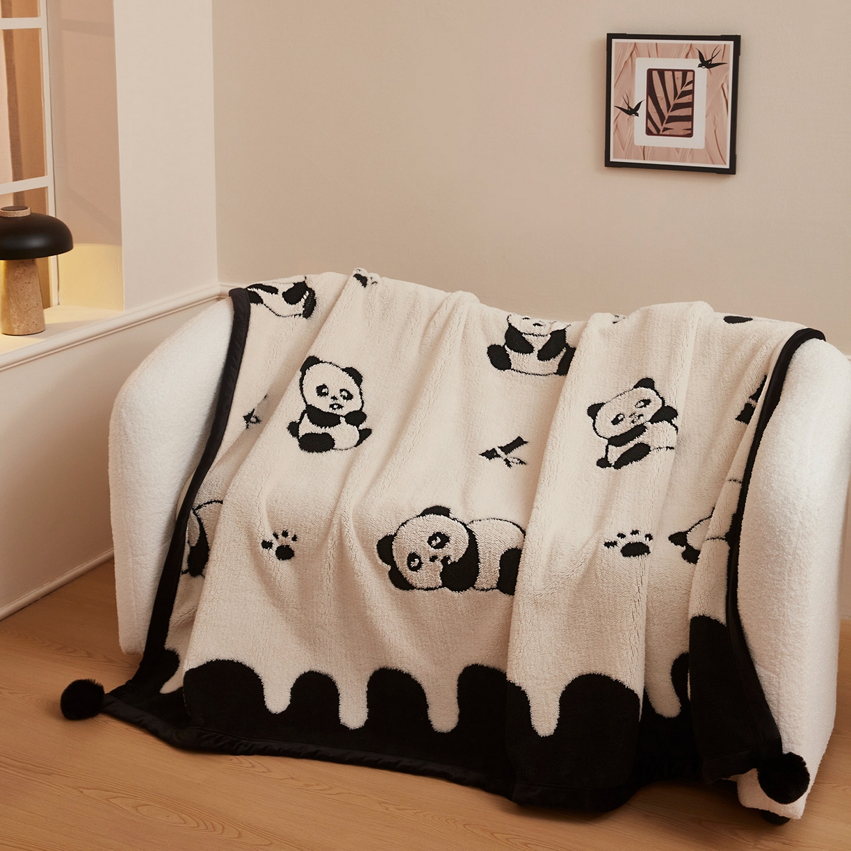 91家纺网 家纺一手货源 找家纺 悦织湾家纺 2025新款黑白阳离子熊猫绒毛球毯轻奢雅致多功能毛毯盖毯休闲毯沙发毯跨境专供可定制量大可谈 熊猫绒毛球毯-熊猫